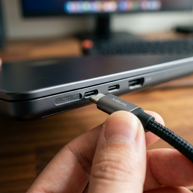 Thunderbolt 5 connection between XREAL 1S and MacBook